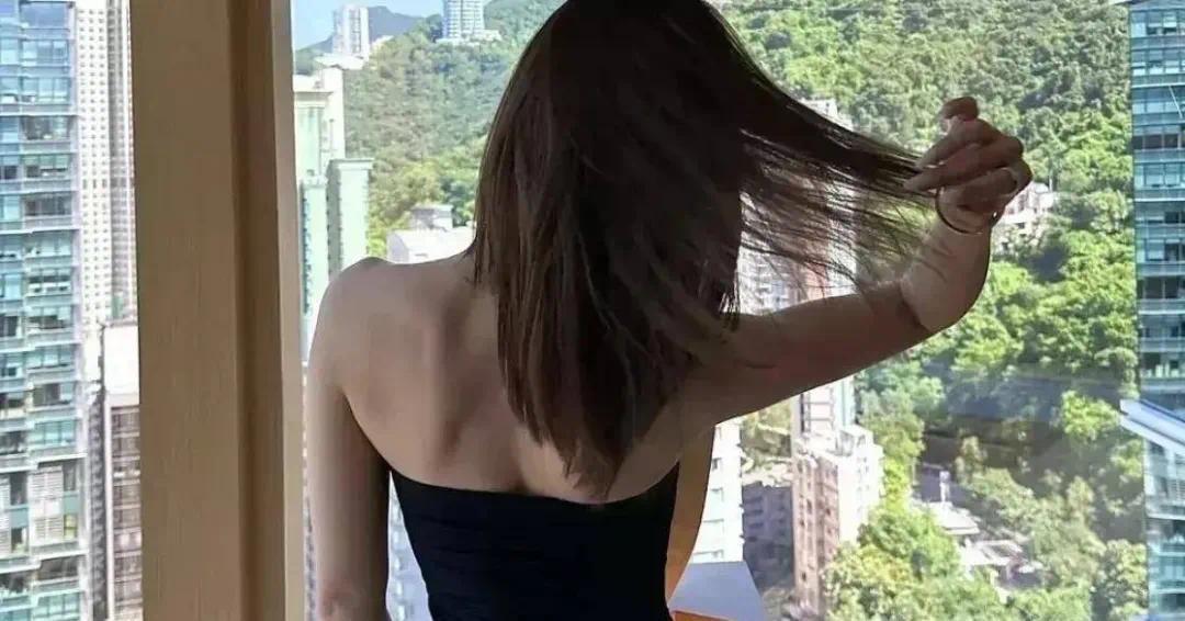 38岁克拉拉近况如何？黑丝吊带裙加身，身材曼妙似少女，简直不敢信她38！