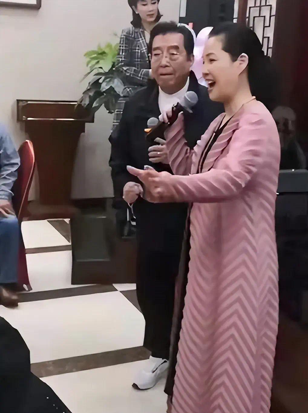 李双江夫妇乘观光车被拍，梦鸽打扮粉嫩仍显老，他发福明显岁月不饶人