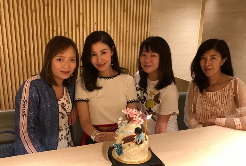 李嘉欣过生日，60岁姐姐风采不减当年，美貌抢镜！离婚后再嫁豪门