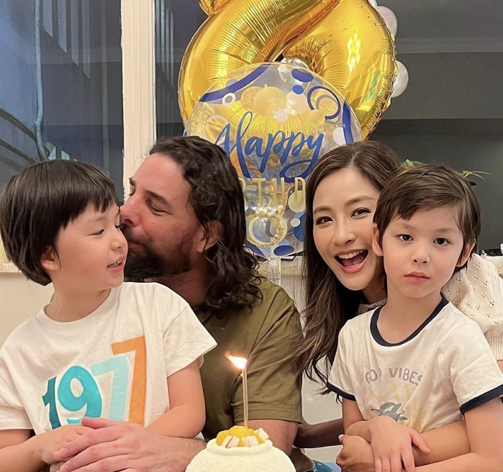 香港名模的儿子9岁生日啦，小帅哥长得超精致，妈妈两度宽容洋老公出轨风波