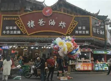 王鹤棣老爸的餐馆关了，店员说要找新地方重开