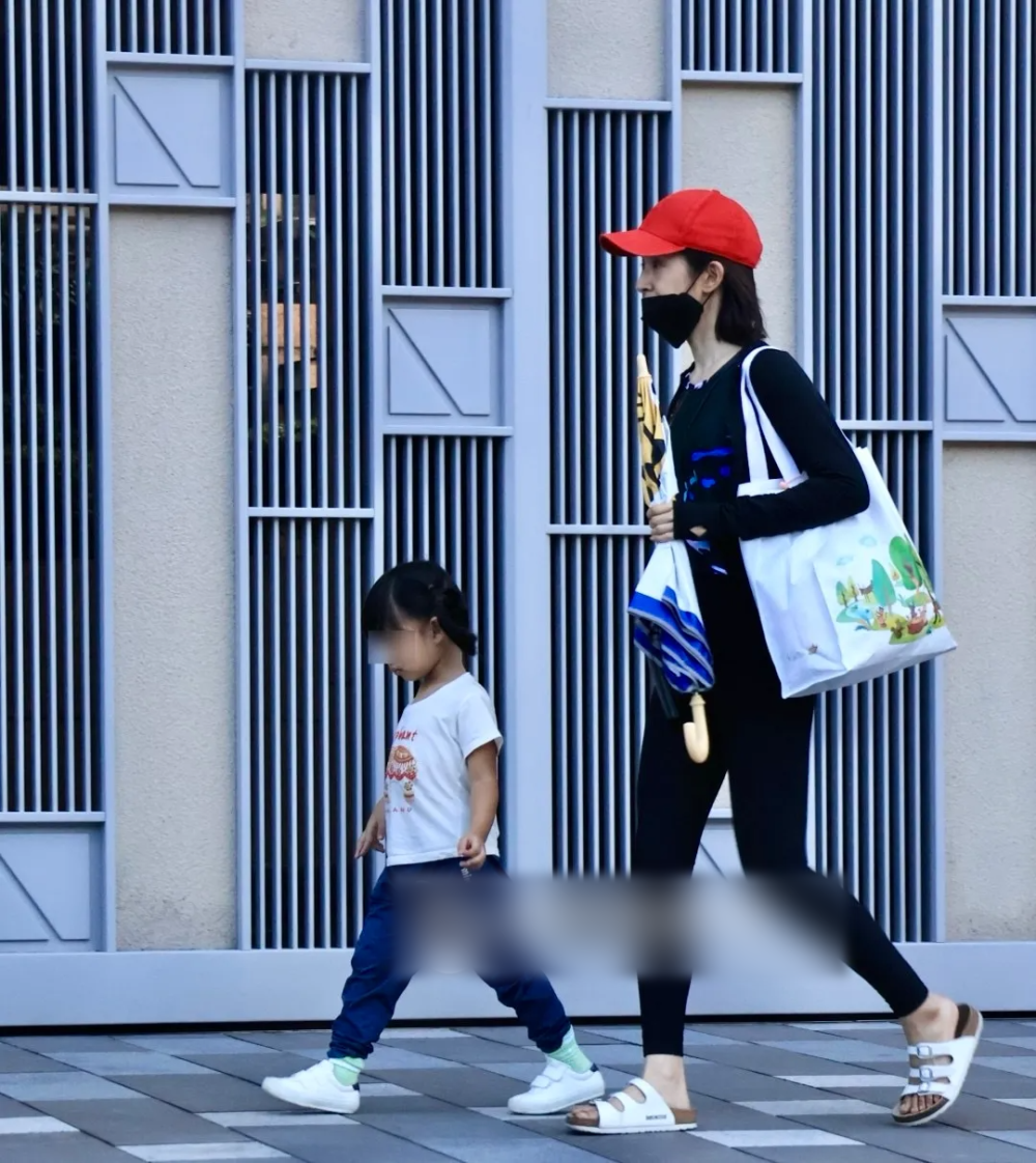 林依晨自己去接娃放学，3岁闺女第一次露面，富豪老公忙赚钱老不在家