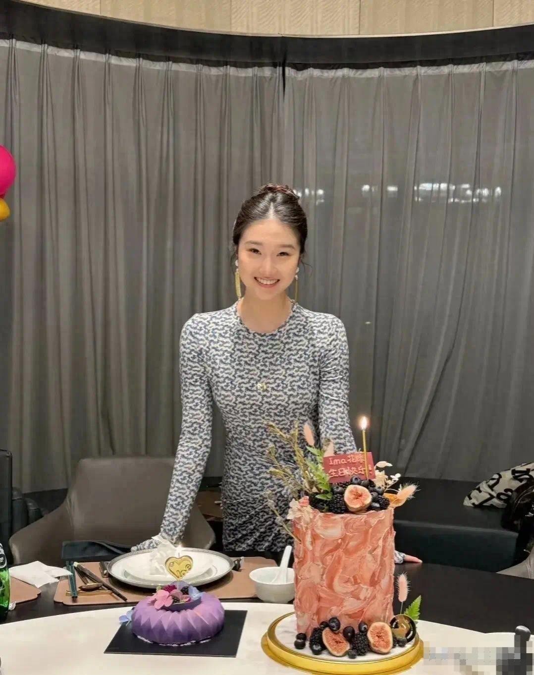 大女儿16岁生日，一家四口聚餐，马伊琍喝得满脸通红