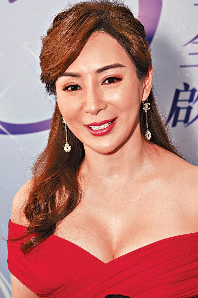 59岁冻龄美女罗霖被前夫质疑，不得不做亲子鉴定，独自带大三儿子